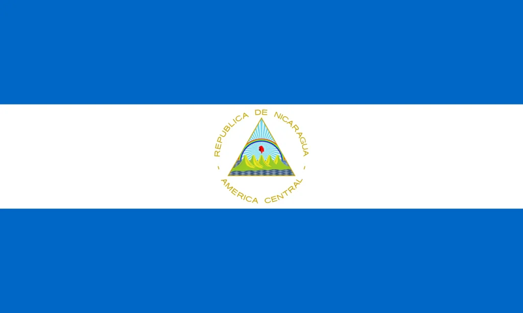 A bandeira da nação da Nicarágua é uma tricolor horizontal com uma faixa branca no meio e uma faixa azul na parte superior e inferior.