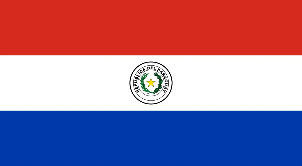 A bandeira do Paraguai é uma tricolor horizontal com listras vermelhas, brancas e azuis e o brasão nacional na faixa branca.