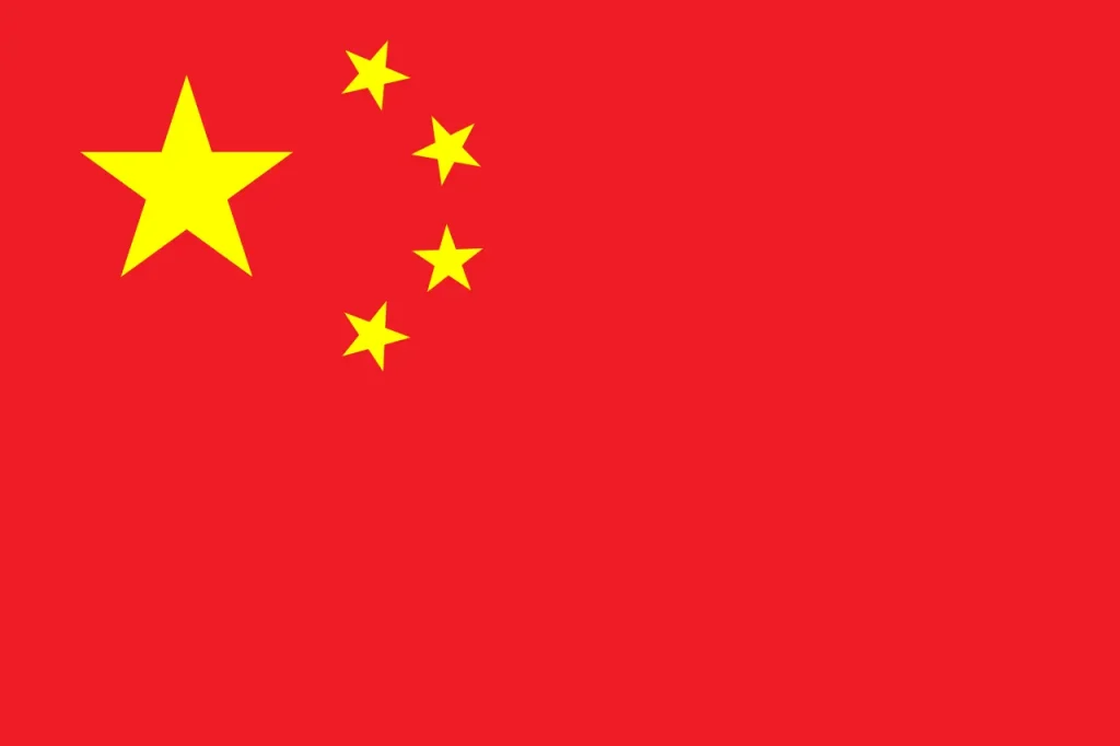 A bandeira vermelha da revolução chinesa. As cinco estrelas douradas no canto superior esquerdo representam a unificação chinesa sob o Partido Comunista.
