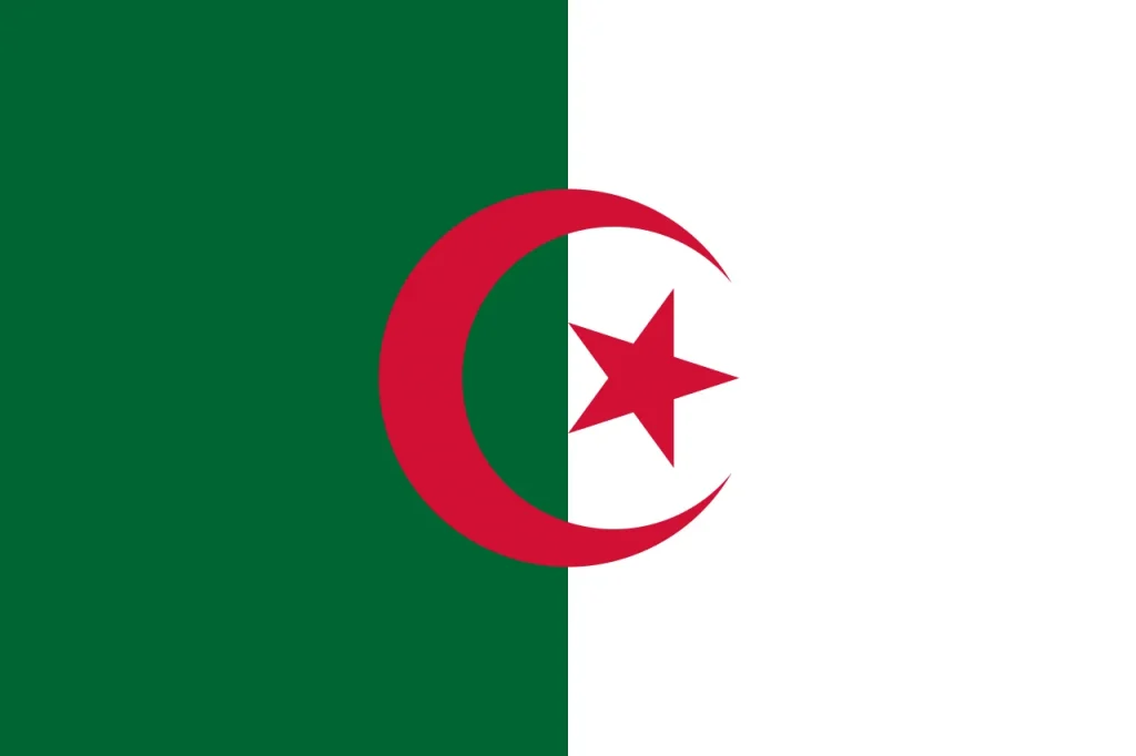 Um tricolor vertical de listras verdes, brancas e vermelhas que representam o Islã, a pureza e o valor, com uma estrela e um crescente vermelhos que simbolizam a liberdade e a união do país.