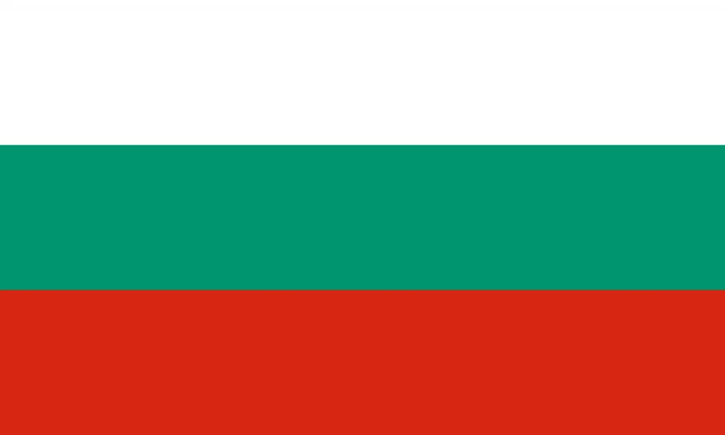 Uma bandeira tricolor horizontal com listras brancas na parte superior, verdes na parte central e vermelhas na parte inferior, representando a Bulgária.
