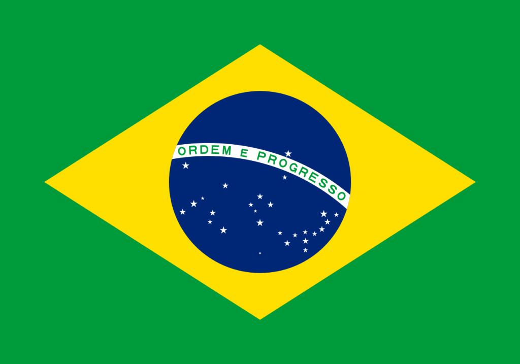A bandeira do BRASIL voando corajosamente contra o céu azul